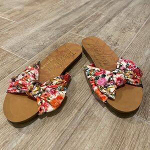 Blowfish Malibu Women’s Sandals Size 7 White Floral Slip on